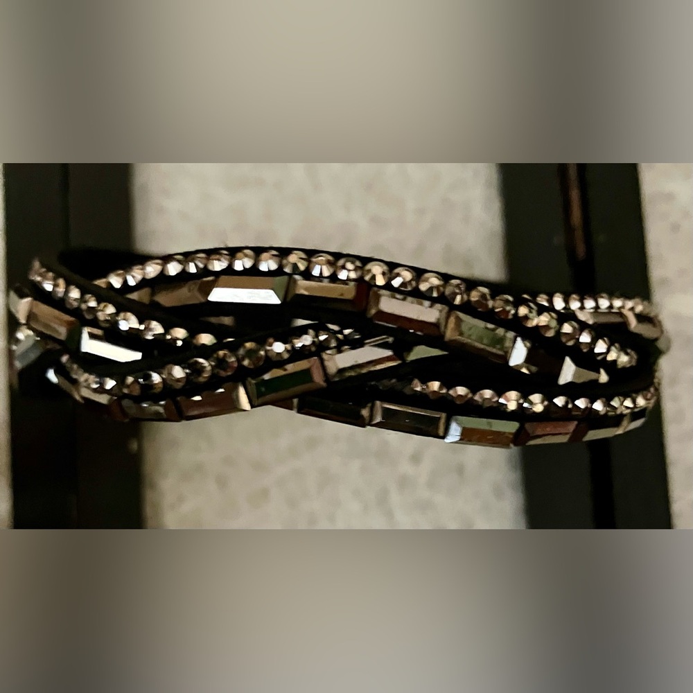 Lot of 4 Fashion Bracelets Costume Jewelry - Picture 5 of 6